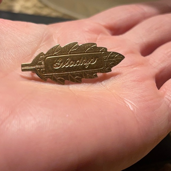 Antique Brooch GLADYS Engraved on Small Gold Leaf - Picture 12 of 12